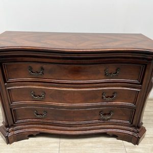 Piękna komoda ze szufladami k331