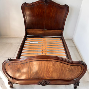 ŁÓŻKO Z DREWNA MAHONIOWEGO W STYLU ROCAILLE K047