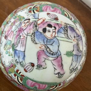WAZA CHIŃSKA POJEMNIK Z POKRYWKĄ WAZA ORIENTALNA CHIŃSKA PORCELANA  BOGATO ZDOBIONA M053
