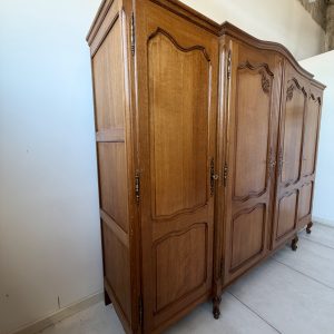 SZAFA WYKONANA Z LITEGO DREWNA DĘBOWEGO 4 DRZWIOWA Z PÓŁKAMI I DRĄŻKAMI DO SYPIALNI DO PRZEDPOKOJU VINTGE S039