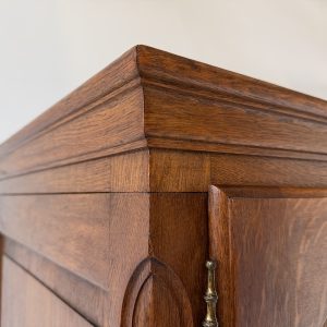SZAFA TRZYDRZWIOWA DĘBOWA STYLOWA Z PÓŁKAMI I DRĄŻKIEM M085