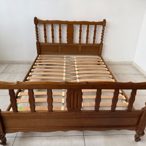 ŁÓŻKO DREWNIANE Z LITEGO DREWNA DĘBOWEGO Z OZDOBNYMI SZCZYTAMI DO SYPIALNI S018