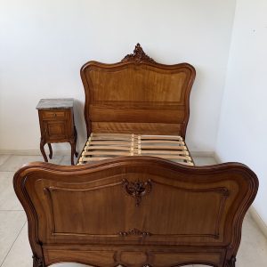 ŁÓŻKO I STOLIK NOCNY W STYLU ROCAILLE + STELAŻ  M142