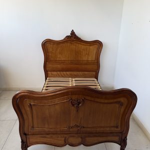 ŁÓŻKO I STOLIK NOCNY W STYLU ROCAILLE + STELAŻ  M142