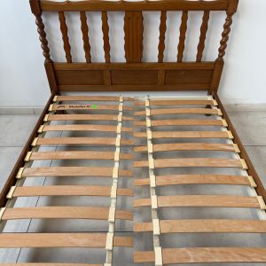 ŁÓŻKO DREWNIANE Z LITEGO DREWNA DĘBOWEGO Z OZDOBNYMI SZCZYTAMI DO SYPIALNI S018